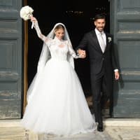 Frau trägt weißes Hochzeitskleid