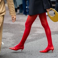 Slingbacks kombinieren: Die schönsten Stylingideen Slingbacks mit roter Strumpfhose