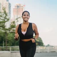 Frau joggt an der frischen Luft