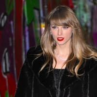 Taylor Swift mit rotem Lippenstift Taylor Swift mit rotem Lippenstift