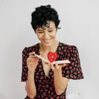 Frau öffnet eine Karte mit Herz