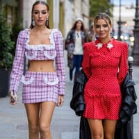 Zwei Frauen in stylischen Looks