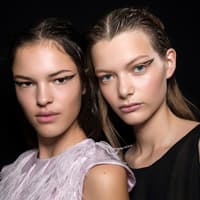 Zwei Models Backstage bei einer Fashion Show