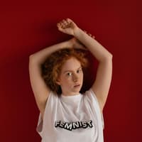 Frau mit "Feminist" Shirt