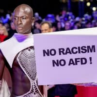 Papis Loveday mit Protestschild auf der Berlinale 