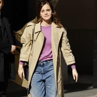 Emma Watsons stylt den angesagtesten Adidas-Sneaker mit diesem Jeans-Trend