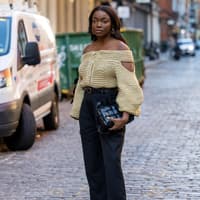 Frau in beigefarbenem Cardigan