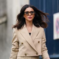 Frau mit braunen Haaren und Sonnenbrille