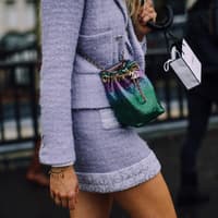 Frau mit Handtasche von Chanel Frau mit Handtasche von Chanel