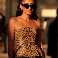 Frau mit Leo-Print Outfit