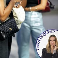 Frau mit schwarzer Chanel-Tasche