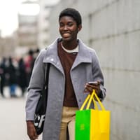 Frau trägt Einkaufstüte