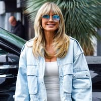 Heidi Klum trägt Jeansjacke
