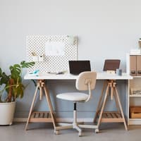 Kleines Arbeitszimmer mit Schreibtisch und Stuhl