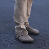 Braune Birkenstocks mit beiger Hose