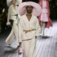 Chanel-Model trägt pinken Hut