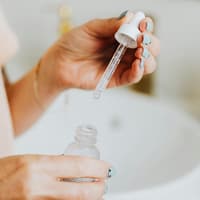 Frau hält Serum in der Hand