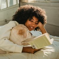 Frau mit Hund und Buch