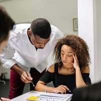 Frau und Mann bei der Arbeit