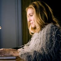 Carrie Bradshaw sitzt vor Laptop