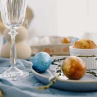 Ostern gedeckter Tisch