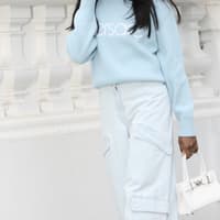 Taschen-Trends 2024: Das sind die gefragtesten Designer-Bags, die jetzt jeder will Simone Ashley mit Versace Bag