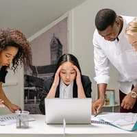 Gruppe von Menschen am Arbeitsplatz