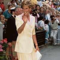 Diana in einem gelben Kostüm