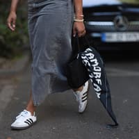 Frau in Adidas Samba