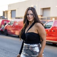 Ashley Graham im Rock