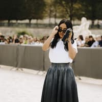 Frau mit weißem T-Shirt