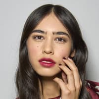 Frau mit buschigen Brauen