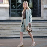 Frau mit langer Shorts