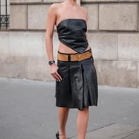 Frau trägt braunen Maxi-Gürtel