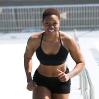 Frau joggt und lächelt