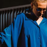 Frau mit blauem Look Frau mit blauem Look