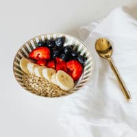 Schüssel mit Haferflocken und Beeren Schüssel mit Haferflocken und Beeren