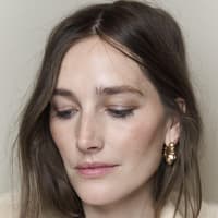 Frau mit vollen Augenbrauen