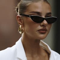 Frau in weißem Blazer Streetstyle