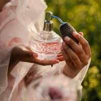 Frau mit Parfum in der Hand Frau mit Parfum in der Hand