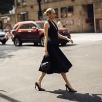 Frau im schwarzen Kleid