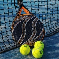 Padel-Tennis Schläger und Bälle