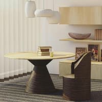 Esszimmer mit großer Lampe