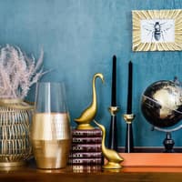 Regal mit Vasen und Deko