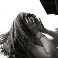 Frau mit Sonnenbrille