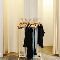 Kleiderstange vor Umkleide