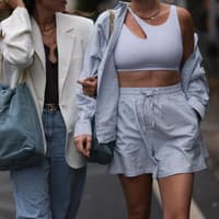Mode-Trend 2024: Gestreifte Shorts sind im Sommer das It-Piece Zwei Frauen in stylischen Looks