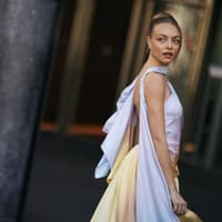 Frau in elegantem Kleid