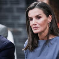 Königin Letizia im grauen Kleid