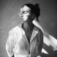 Schwarz-weiß Fotografie einer Frau im Licht